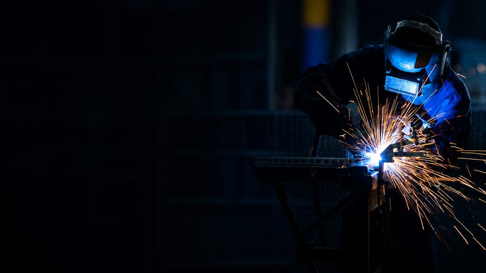 Soldagem de estrutura metálica em ambiente industrial